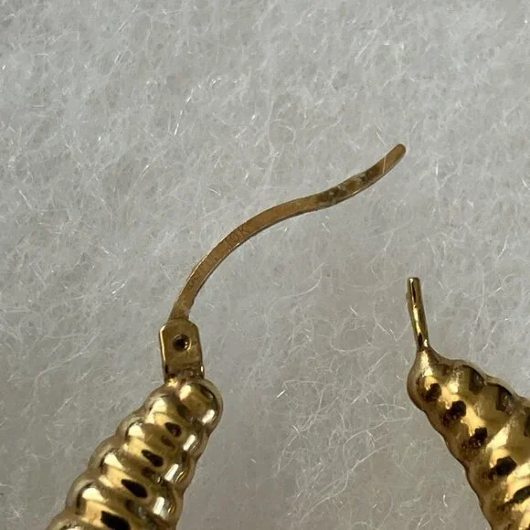 10kt Gold shell earrings - Picture 5 of 5